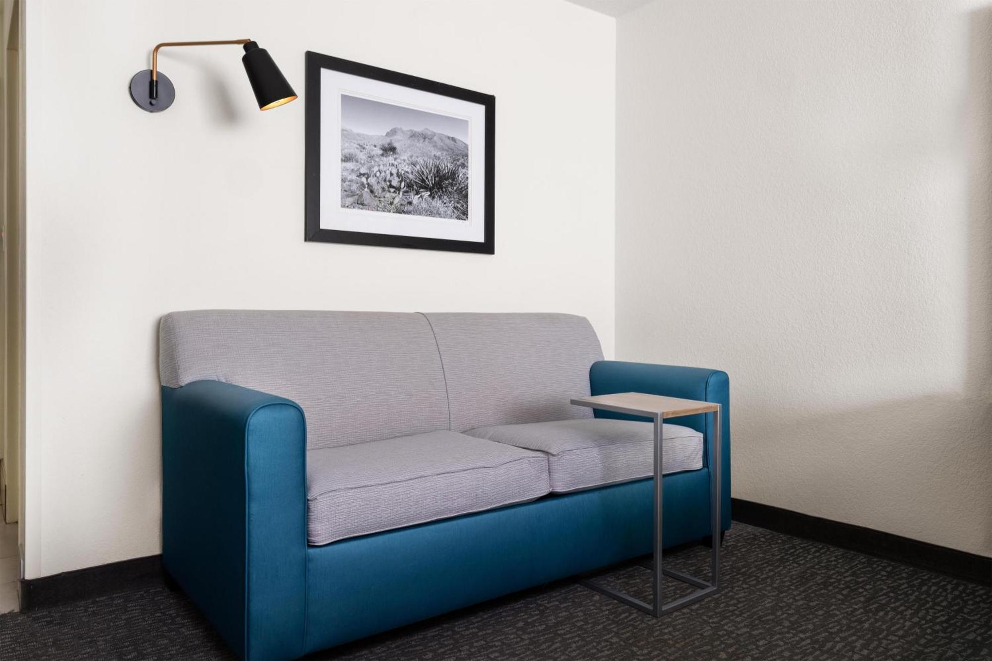 Zimmer mit Kingsize-Bett und Sofa